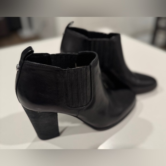 Michael Kors Elegant Black Booties - Picture 4 of 9